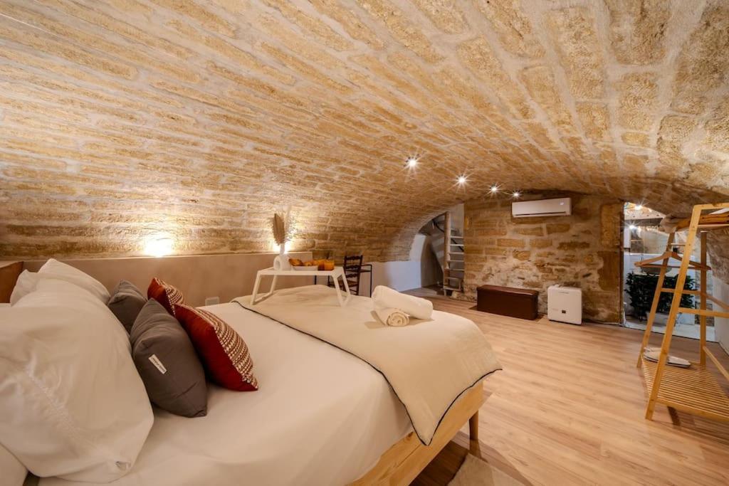 La Suite Eximia Avec Patio - Parking Souterrain Inclus - Centre Historique มงต์เปอลิเยร์ ภายนอก รูปภาพ